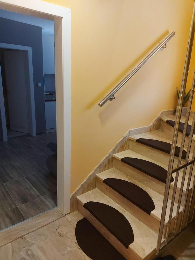 Apartments Sara สลาทิเน ภายนอก รูปภาพ